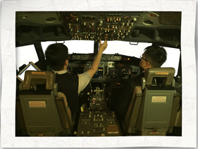 Janice 參觀模擬駕駛艙時，剛好有準機師在練習操控。