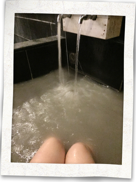 這裡的泥漿溫泉是個人風呂，可以盡情泡個飽。
