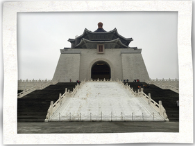 中正紀念堂的設計揉合了南京中山陵的許多元素，除了主建築，還有長長的瞻仰大道、中央廣場、庭園和迴廊，相距不遠還有國家戲劇院和國家音樂廳。
