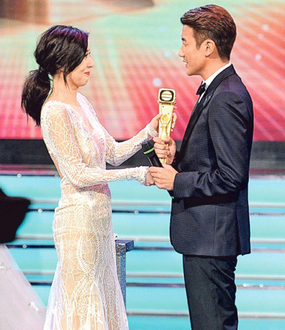 到了 2015 年，唐詩詠以頒獎嘉賓身份將「飛躍進步男藝員」的獎項頒給男友洪永城。