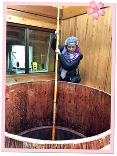 湯淺的醬油博物館有古法手造醬油示範，工作人員就讓阿愷嘗試攪拌發酵的味噌。