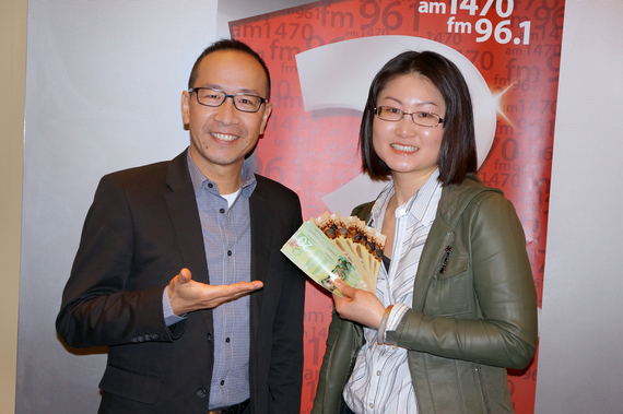 幸運聽眾 Joy Lee 從加拿大中文電台總裁李方手上接過花花鈔票一大疊，包括 9 張 $100、3 張 $20 和 1 個 $1 硬幣，合共 $961。
