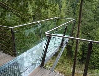 橋板是用強化透明玻璃製成，俯瞰深淵，膽戰心驚。