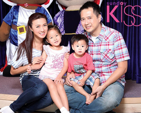 亞洲小姐出身的姚嘉妮，2006 年和同是亞視藝員的林祖輝結婚，轉眼已成為兩個小朋友的媽咪，現在大女兒 7 歳，小兒子 3 歲，今個夏季姚嘉妮就首次帶著孩子來溫哥華探親兼觀光。