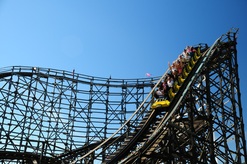 Playland 的元祖級雲霄飛車 Wooden Roller Coaster，木造的基架建於 1958 年，過去五十多年來為無數人帶來驚呼與歡笑。