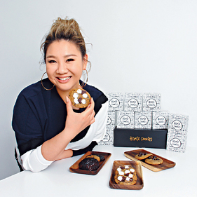 不做減肥代言人，Joyce 近年自創品牌 Homie Cookies，成績理想，最近還推出月餅曲奇，有兩種口味。