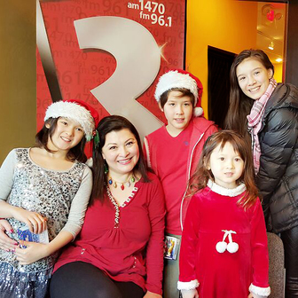 Nikolai 的姐姐 Bianca （右一）和 Sandra 的妹妹 Dora （右二）也是來自 Little Sunshine 家族，去年聖誕節當天，他們四人跟狄寶娜摩亞（左二）一起主持「摩登狄寶娜」節目。