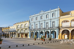 別哈廣場（Plaza Vieja）位於哈瓦那舊城，故又名舊廣場，圍繞著廣場的都是歷史建築，在殖民地時代，這裡是富豪的住宅，城中節慶都在此舉行。
