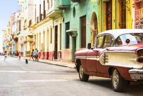 自 1961 年與美國斷交，古巴五十多年來受到西方國家的經濟封鎖，令古巴在很多方面處於一個 time capsule 的狀態，50 年代的美國汽車，在古巴街頭隨處可見。