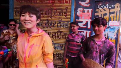 Yoyo 早前為 Viu TV 拍了一個旅遊特輯名為《物一世 人一世》，到印度拍攝當地色彩繽紛的 Holi Festival，因為體驗太震撼，Yoyo 後來還以此為靈感寫了《水彩》這首歌。
