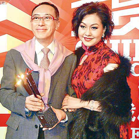 丈夫是香港話劇界的教父，胡美儀自己也得過香港戲劇協會的最佳女主角，但她說演出毛俊輝的話劇沒有優待，Mo Sir 出名要求高，對老婆也不例外。