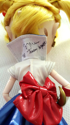 Deborah 特別將珍藏的 Sailor Moon 人型公仔帶到會場請 Tracey Moore 簽名留念。