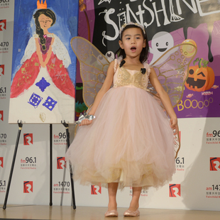 #7 Alexis 陳凱盈是今年的人氣王，贏得「網上至 Like 大獎」，在才藝表演中她以仙女裝扮唱出《陪著你走》，還帶來自己的畫，作為情景劇的道具。