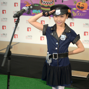 今年的「Little Sunshine Girl 冠軍」#6 Tracy 王楚媛，不但受過模特兒訓練，但走過 fashion show 的 T 台，難怪扮演警察時也份外有型。