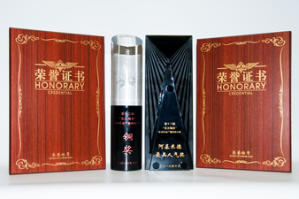 「第十二屆東方暢想全球華語廣播創新大賽」的「銅獎」獎座（左二）和「阿基米德最具人氣獎」獎座（右二），各有附帶的証書。