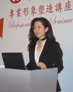 1995 年張瑪莉成立了自己的市場推廣公司，專門為商業機構和政府部門做社交禮儀培訓，現在還在香港、澳門和中國的大學開設商務禮儀和專業形象課程。