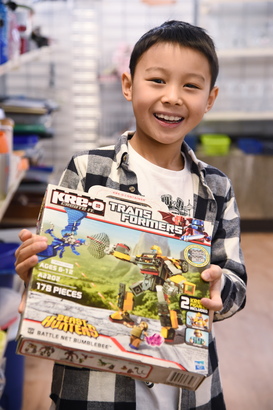 每位 Little Sunshine 都帶來自己的東西要捐給加拿大救世軍，#1 Ryan Tang 鄧浩鋐是 2016 Little Sunshine Boy 冠軍，他慷慨捐出 Transformers 的 Beast Hunters，希望在這個聖誕節能為其他喜歡 superhero 的小朋友帶來歡樂。