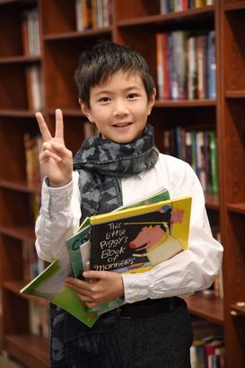 #2 Jeffrey Shi 時樂樂從小喜歡看書，家中的書多得一個大櫃子也放不下，趁此機會，正好將自己和妹妹童年時看過的書整頓一下，把這些書捐給加拿大救世軍，讓其他小朋友從中獲益，一舉兩得。