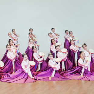 「鼓舞飛揚朝鮮舞」- 加拿大楊小花民族舞蹈學院，華麗而飄逸的服飾配合精湛的舞藝，令人喝采。