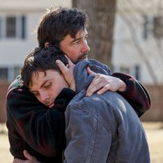 故事講述由 Casey Affleck（右）飾演的 Lee，在敬愛的哥哥 Joe（左）過世後回到自小長大的海邊小城，被迫面對多年來一直逃避的問題。
