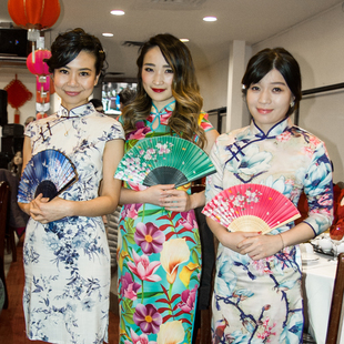 FM961 DJ 忻怡（左）、Jennie（中）和潘安 （右）穿上女人味十足的旗袍，並且輕執香扇，為「夜上海」的歌舞表演作最後綵排。
