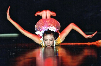 楊楊老師 1998 年移民加拿大，之後醉心於舞蹈的教學和傳承，由她所創作的舞蹈在北美以至國際的舞蹈比賽中屢獲殊榮，金杯等的獎座就超過 300 座。