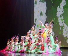 加拿大楊小花民族舞蹈學院的學生老中青都有，其中小朋友佔頗大比例，很多學生長大成人生了孩子，都將孩子帶來參加兒童班，將舞蹈的藝術母女相傳。