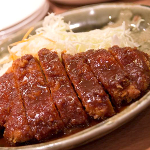 味噌炸豬排是名古屋獨特的地方料理。因為名古屋人喜歡吃「赤味噌」，所以味噌炸豬排是用東海地區有名的「赤味噌」做出來的，味道帶甜卻醇厚。