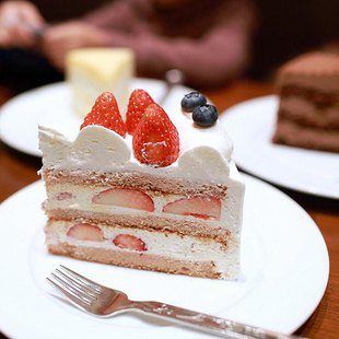 日本超人氣蛋糕店 HARBS 的發源地就在名古屋，店中排名第一的是有「Queen of Cake」之稱的土多啤梨蛋糕，而第 2 位則是水果千層蛋糕。不要看蛋糕上全是奶油，吃的時候一點也不腻，還能品嚐到日本鮮奶的香濃美味。