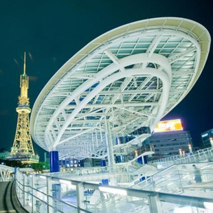 位於榮地區的 Oasis 21 是名古屋市的地標，這裡是兼具公車站和購物商場功能的公園，遊客可在以玻璃製成的「水之宇宙船」上作高空漫步，而玻璃屋頂上還用循環水製成「水熒幕」，再加上最先進的 LED 照明設備，創造出千變萬化的景象。www.sakaepark.co.jp