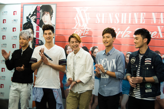 2015 年 8 月，SpeXial 的 5 位團員（左起）晨翔、宏正、Teddy、Evan 和偉晉，一起來到溫哥華為 Sunshine Nation Girlz SpeXial 擔任表演嘉賓。
