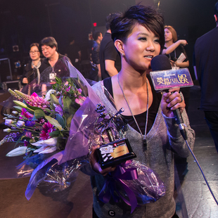 Candy 兩次憑原創作品（自己包辦作曲、填詞、主唱）奪得「加拿大中文歌曲創作大賽」冠軍，締造了 SQ 史無前例的紀錄。賽後 Candy 即時被媒體包圍訪問其得獎心得。