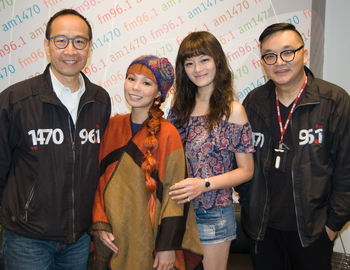 前 FM961 DJ Tracy，回流台灣後認識了 Peggy 並成為好友，今次也是有賴 Tracy 的幫忙才能安排這個難得的訪問，謝謝 Tracy。