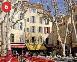 南法的 Provence 是浪漫的代名詞，從馬賽乘 40 分鐘車就可以來到 Provence 的代表性城鎮 - 艾克斯普羅旺斯（Aix-En-Provence），這個小鎮因為有很多噴泉而得到「千泉之城」的美譽。逛逛這裡的特色小店，買些薰衣草和紅酒，再在露天茶座享受一杯濃濃的咖啡，你一定會暗自期許：「還要再來一次」。