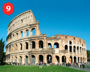 來到意大利的首都羅馬（Rome），這裡因建城歷史悠久並保存了大量的古蹟而被稱作「永恆之城」。羅馬的景點數之不盡，但必看的絕對是競技場，或稱鬥獸場（Colosseum）。它建於公元 72 年至公元 82 年間，是古羅馬時期舉行人獸搏鬥表演的地方，參加的角鬥士要與一隻牲畜搏鬥直到一方死亡為止，也有人與人之間的搏鬥。