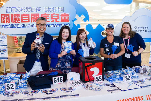 Autism Speaks Canada 的 Janet Anderson (右二) 和 Charmaine (右一) 帶來多款義賣物品，何活權、狄寶娜摩亞、捷穎第一時間把自拍照上載於社交媒體，呼籲粉絲前來共襄善舉。