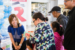 Janice 的拼勁值得嘉許，為了幫 Autism Speaks
 Canada 籌更多的善款，老中青三代的途人也不放過！