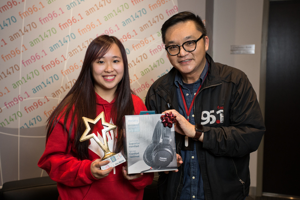 Zita 陳曉彤（左）從加拿大中文電台粵語節目總監李偉仁（右）手上接過冠軍獎座及專業耳機，代表她正式晉身 DJ 行列，Zita 將於 12 月主持深宵節目「火速上位」（12am - 2am, AM1470 )。