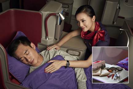 商務艙的 180 度全平躺座椅讓旅客就寢時能得到舒適高質素的休息，而貼心旅行護理套裝是由 Ricebowl Republic 設計，體現香港的文化特色。
