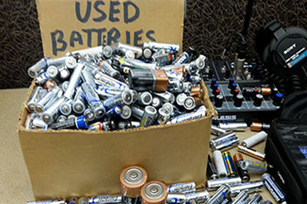 沒電的電池千萬不要丟進垃圾桶內，因為乾電池內的化學物質會隨著電池殼的銹壞而流出，污染環境。