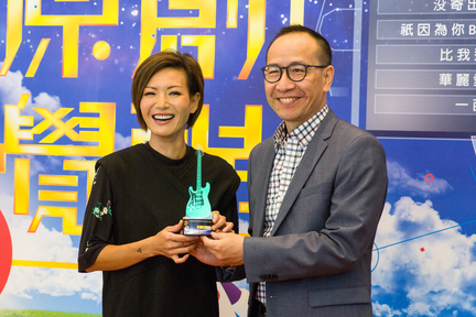 加拿大中文電台總裁李方向盧巧音送上發光結他紀念座，以答謝她對 SQ22 的大力支持。