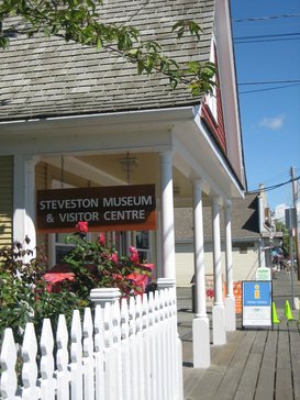 Steveston Museum 這所建築物建於 1905 年，曾經還是一家銀行呢。在 Doors Open Richmond 活動期間，他們將展出日裔加人的歷史文物，週六有音樂演奏，週日還有摺紙示範。