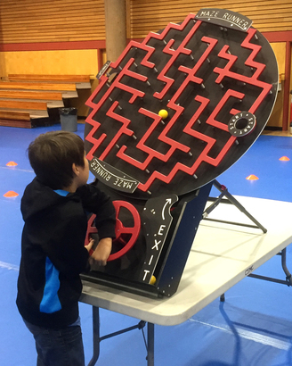 今年加拿大中文電台的攤位遊戲叫「寶藏迷宮」（Maze Runner），參加者需要扭動方向盤令迷宮轉動，從而將小皮球帶到出口。