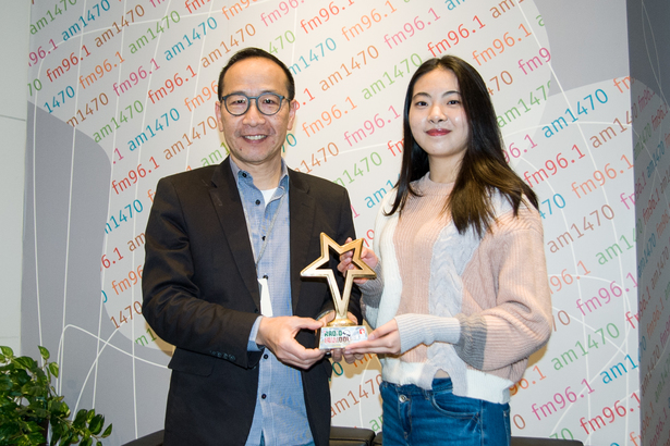 Cindy 汪昕雨從加拿大中文電台總裁李方手上接過冠軍獎座，正式展開她多姿多采的廣播事業。