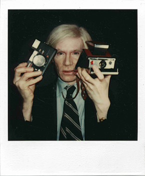 美國 iconic 藝術家 Andy Warhol 走在時代尖端，率先利用 Polaroid 拍出形形色色的創意照片。