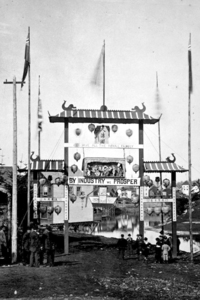 1882 年 Nanaimo 華埠在河旁邊豎立歡迎英國皇室過訪的牌樓。（BC Archives a-04439）
