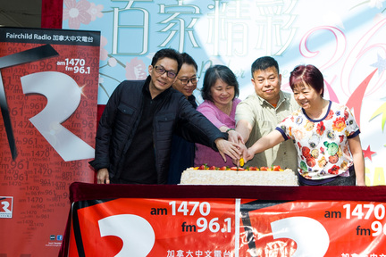 百家店要員及代表切生日蛋糕，慶祝商場踏入 26 週年。