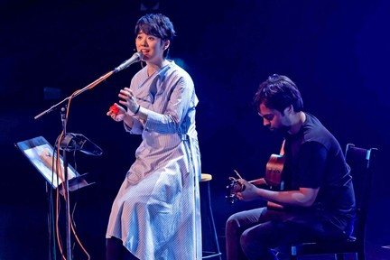 Yoyo 為了今次的演出，特別與結他手重新把歌曲編排，「純天然」的 acoustic 音樂與 Yoyo 的完美歌聲混為一體，令人百聽不厭。