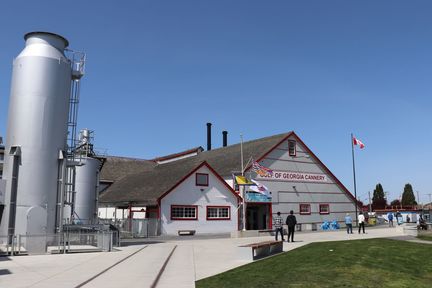 建於 1894 年的 Gulf of Georgia Cannery National Historic Site 曾經是本地最大型的三文魚加工廠，現在仍有很多機器和捕魚用品的實物展出。（要先致電 604-664-9009 預約）。
