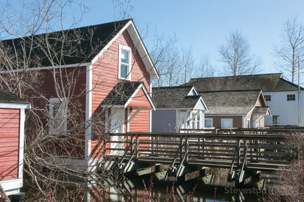 Britannia Shipyard National Historic Site 是一個集合曾經興旺的罐頭廠、造船廠和住宅的混合社區，屬於國家歷史遺址，在這裡大家能參觀到 Fraser 河一帶最古老的古式建築。